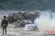 局王解梦西藏军区某部高原峡谷实弹射击 锤炼实战能力